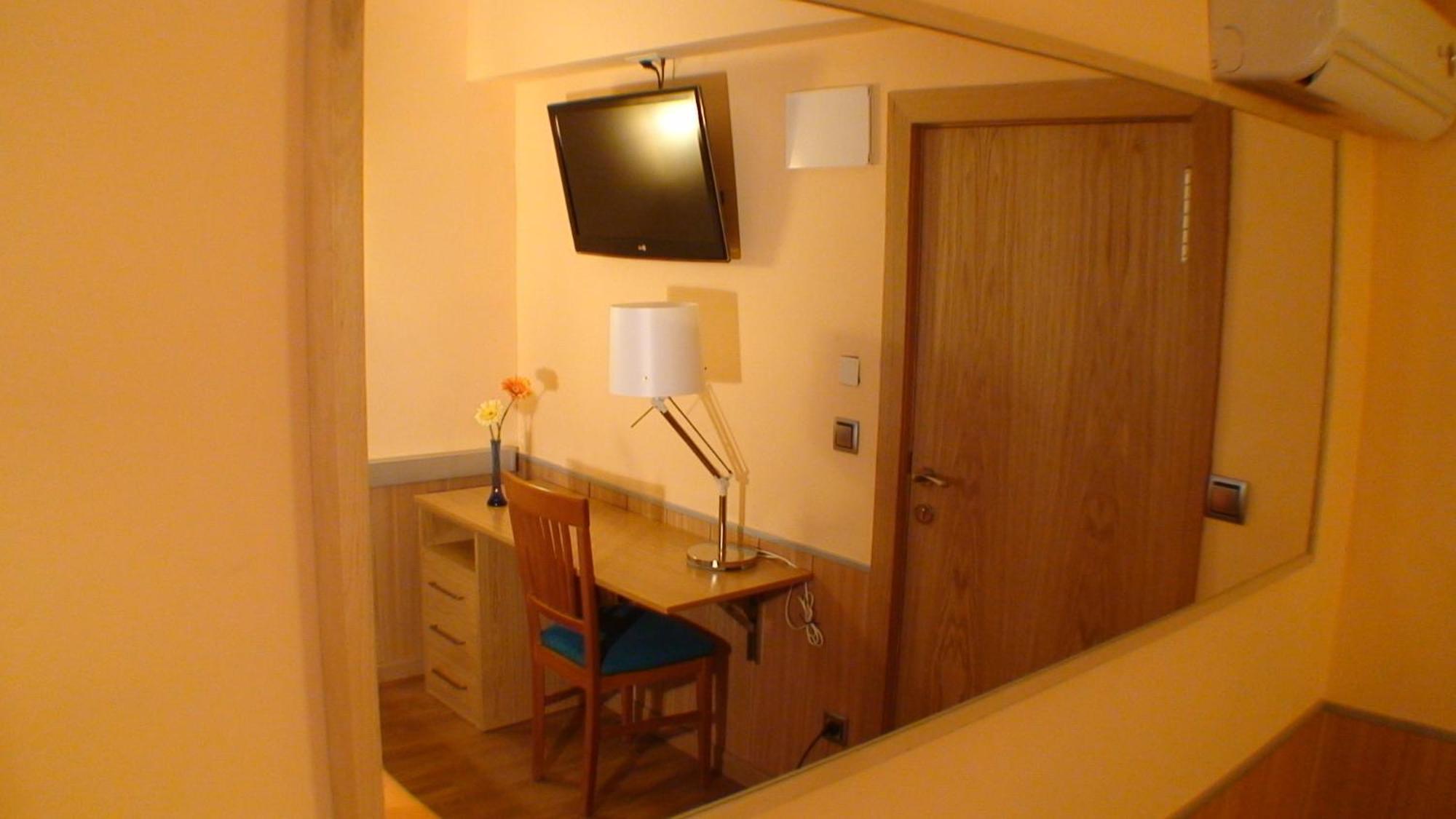 Hostal El Carmen Zaragoza Buitenkant foto